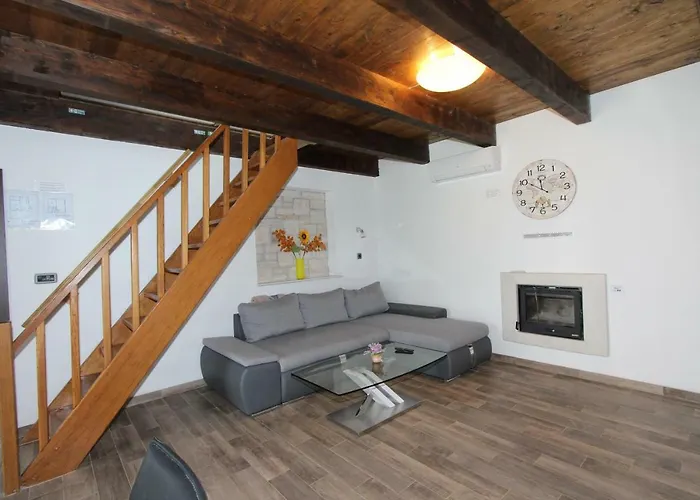 House Cuvi * Ρόβινι